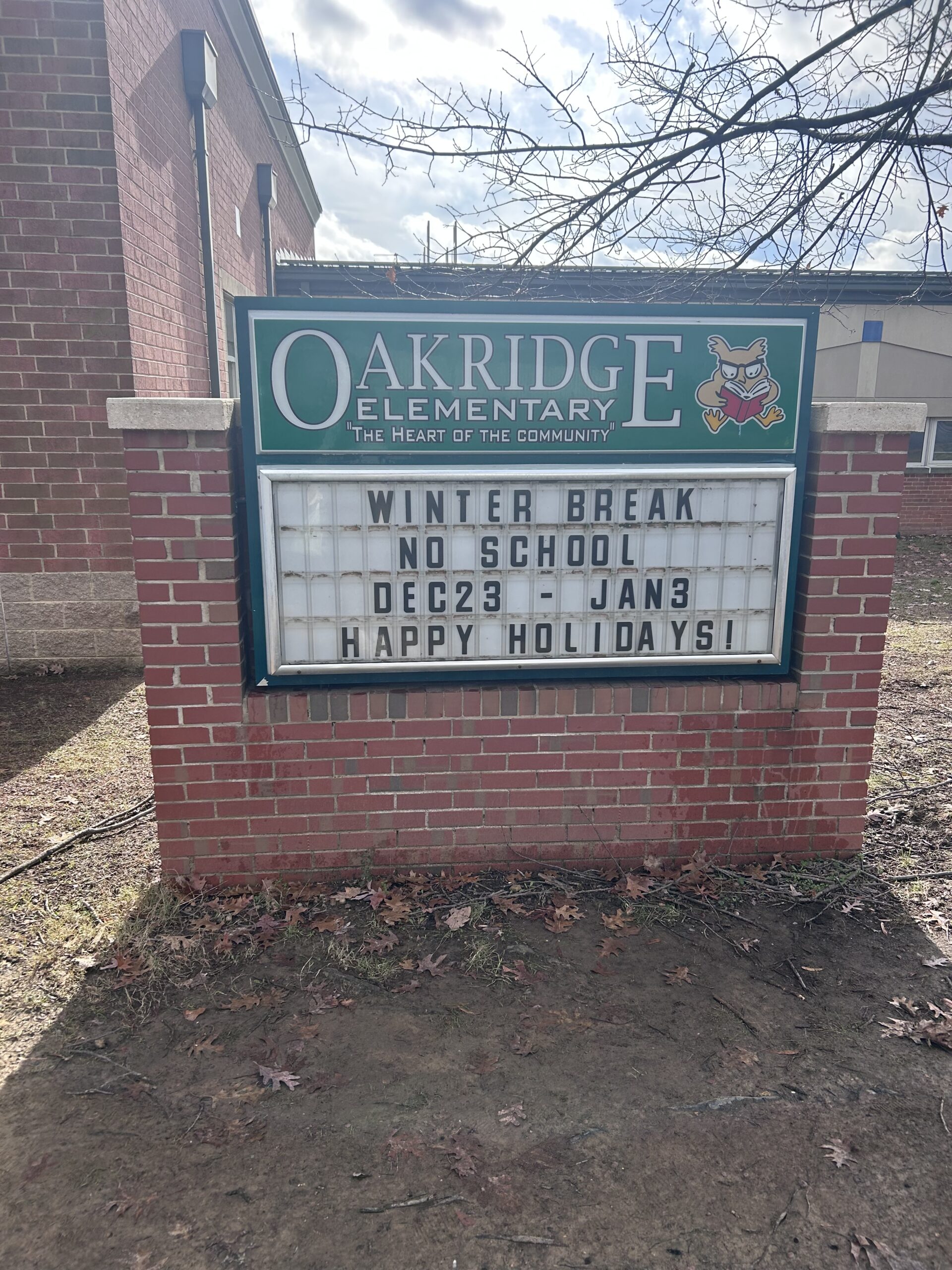 Oakridge welcome sign with dates that school is closed for winter break